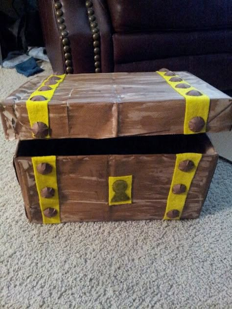 Treasure chest made just from a box, paper bags n leftover felt Treasure Chest Box Diy, Treasure Chest Decorations Ideas, Finding Nemo Jr, Spongebob Birthday Party Decorations, Chests Diy, Spongebob Birthday Party, Medieval Decor, Chest Ideas, Spongebob Birthday