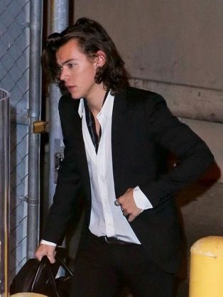 Harry Styles 2014, Prince Hair, Harry Styles Cute, Lots Of Makeup, Harry Styles Photos, Jimmy Kimmel, How To Wear Scarves, Harry Edward Styles, Edward Styles