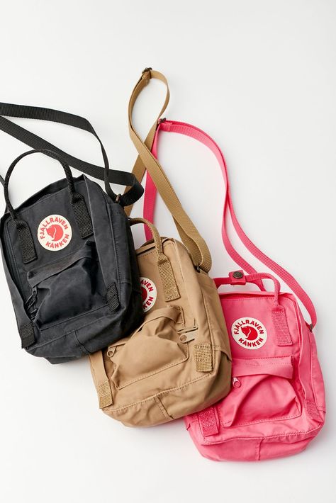 Kanken Sling Bag Outfit, Aesthetic Sling Bag, Kanken Sling Bag, Kanken Sling, Small Bags Fashion, Mochila Fjallraven Kanken, Big Backpacks, Pretty Bags, Fall Accessories