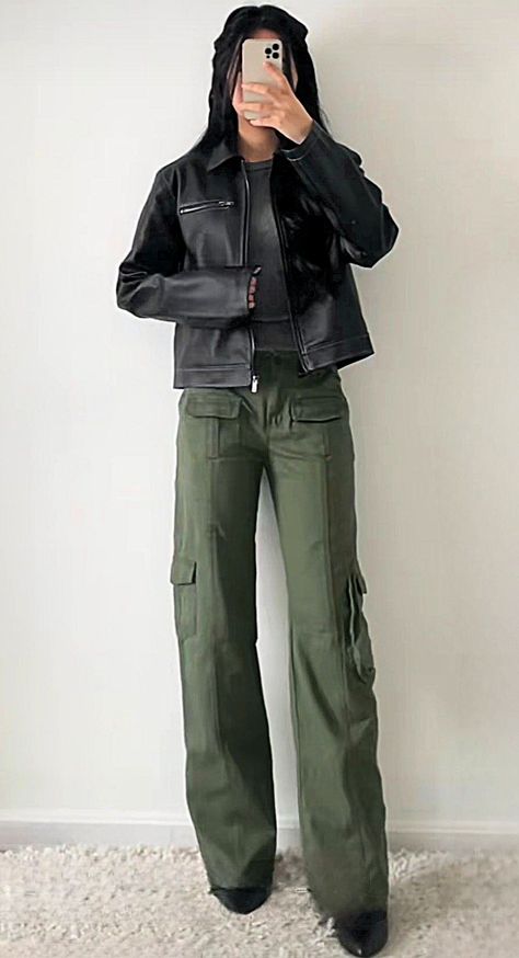 Modest Night Out Outfit, Fitsandbits Outfits, Vintage Aesthetic Clothes, Cargo Outfit, Olive Jeans, Winter Fashion Outfits Casual, Cargo Pants Outfit, 2023 Trends, Punk Girl