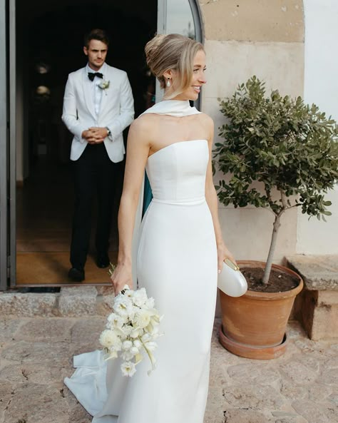 ALEXANDRA GRECCO (@alexandragrecco) • Instagram photos and videos Alexandria Grecco Bridal, Wedding Dress For Medium Size Women, Chic Simple Wedding Dress, Wedding Dress Square Neckline, Wedding Dress For Short Women, Bardot Wedding Dress, Alexandra Grecco Bridal, Wedding Dress And Shoes, Sleek Wedding Dress