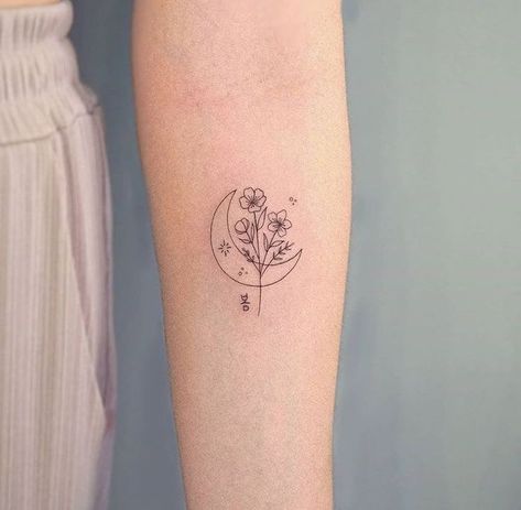 Universe Wrist Tattoo, Moon And Name Tattoo, Sun And Moon Flower Tattoo, Feminine Tattoos Ideas, Best Feminine Tattoos, Tiny Tattoos For Women, Hand Tattoos For Girls, Petite Tattoos, Spine Tattoos For Women