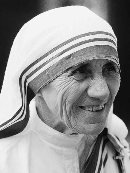 Mother Teresa Drawing, Mother Teresa Pictures, Vivekananda Wallpapers, Mother Teresa Art, Tony Stark Art, Step By Step Sketches, Black And White Photography Portraits, Bharatanatyam Poses, Captain America Art