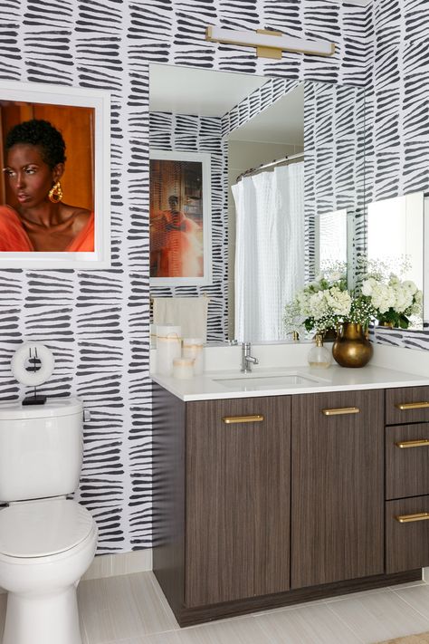 Hayet Rida Home, Afro Modern Bathroom, Half Bathroom Decor Rental, African Boho Living Room Chic, Afrocentric Bathroom Ideas, Afro Bohemian Bathroom, Afro Modern Interior Design, African Inspired Bathroom, Afro Boho Bathroom