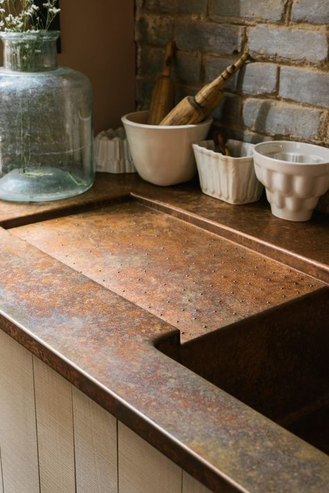 Copper Kitchen Worktop, Kitchen Work Tops, Copper Splashback Kitchen, Modern Copper Kitchen, Viking Garden, Copper Countertops, Worktops Kitchen, Mexican House, Countertop Choices