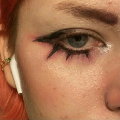 Down Turned Eyeliner, Star Makeup Look Eyeliner, Down Turned Eye Makeup, Down Turned Eyes, Doing Eyeliner, Alt Eyeliner, Star Eyeliner, Funky Makeup, Punk Makeup