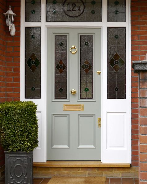 Victorian Front Door with Stained Glass A solid wood Victorian door in heritage finish with stained glass detail and brass door furniture. This distinguished looking door design adds genuine kerb appeal to period properties. Stunning hand-crafted stained glass detail has been extended into the door frame to create an imposing, yet elegant entrance. Ivy Garden, Victorian Front Door, Traditional Entry, Victorian Front Doors, Front Door Inspiration, Traditional Front Doors, Front Door Styles, Green Front Doors, Cottage Porch