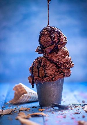 Chocolate Ice Cream Photography, Ice Cream Food Photography, Brownies Ice Cream, Cream Photography, Ice Cream Photography, Photography Food Styling, Ice Cream Poster, Styling Photography, Love Ice Cream