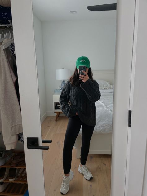 Sweater And Baseball Hat Outfit, Green Baseball Cap Outfit, Green Baseball Hat Outfit, Green Beanie Outfit, Yankees Cap Outfit, Green Hat Outfit, Mirror Picture Aesthetic, Beanie Outfits, Fall Outfit Aesthetic