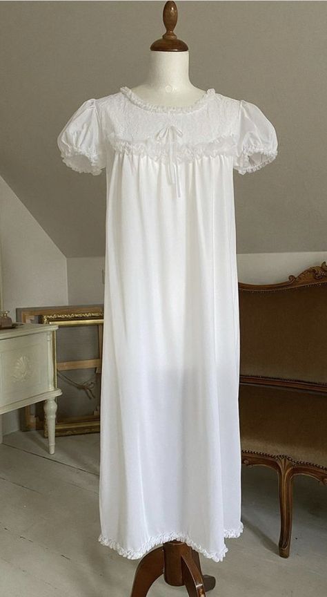 18th Century Pajamas, 1890s Sleepwear, White Night Gown Aesthetic, Bridgerton Clothes, Gown Aesthetic, 1910s Fashion, Elegant Outfit Classy, Art Major, Uc Berkeley