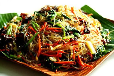 Korean Glass Noodles – Jap Chae / Chap Chae ~ https://steamykitchen.com Chap Chae Recipe, Chap Chae, Jap Chae, Korean Sweet Potato Noodles, Koreansk Mad, Asian Pasta, Korean Glass Noodles, Korean Sweet Potato, Potato Noodles