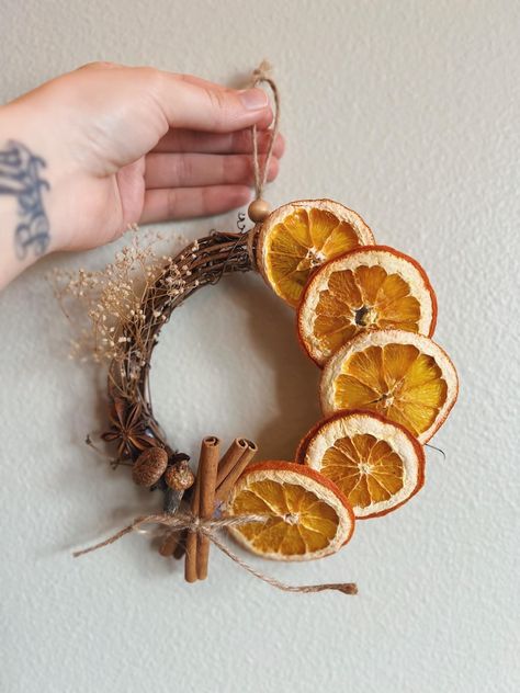 Dried Orange Slices Crafts, Christmas Dried Orange Wreath, Orange Slice Decor Natural Christmas, Orange Wreaths For Front Door, Diy Orange Wreath, Dehydrated Orange Wreath, Star Anise Decorations, Pagan Tree Decorations, Dried Orange Crafts