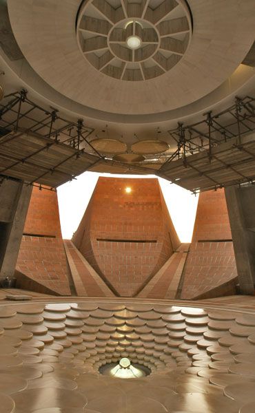 India's Utopian "Star Wars" City Star Wars City, Auroville India, Sri Aurobindo, Bay Of Bengal, Meditation Center, Lotus Pond, Architecture Concept Drawings, Pondicherry, Ancient Architecture