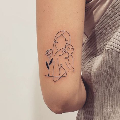 30+ Fine Line Tattoos for Minimalist Guys and Girls - 100 Tattoos Baby Girl Tattoo Ideas For Mom, Mother Baby Tattoo, Mom Baby Tattoo, Mutterschaft Tattoos, Mother And Baby Tattoo, Tattoo Main, Motherhood Tattoos, Mum Tattoo, Tattoo For Baby Girl