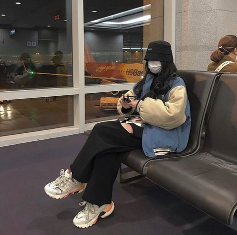 Girl Port, Bucket Hat Outfit, People References, Airport Fits, Outfit Korean, Korean Aesthetic, Outfits With Hats, 가을 패션, Airport Style