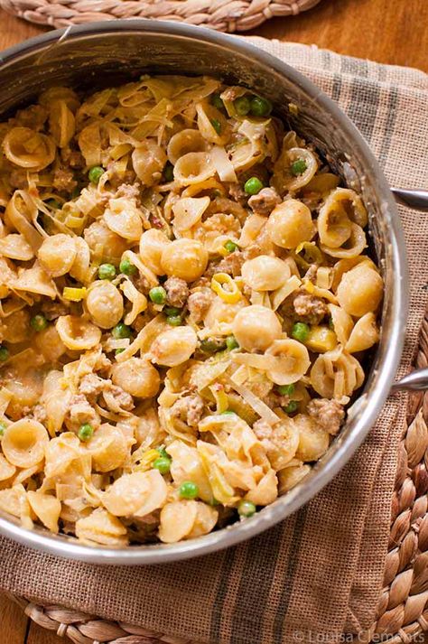 Sausage and Leek Pasta Leeks Pasta Recipe, Healthy Grains Recipes, Leek Pasta, Leek Recipes, Yummy Pasta, Sweet Italian Sausage, Cheesy Pasta, Pasta Pasta, Spring Recipes