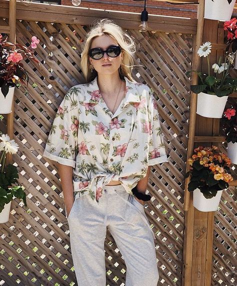 Outfit With Hawaiian Shirt, Styling Hawaiian Shirts Women, How To Style A Hawaiian Shirt Women, Aloha Shirt Outfit Women, Hawaiian Shirts For Women, Tiki Outfit Women, Oversized Hawaiian Shirt Outfit, Hawaii Shirt Style Women, Hawaiian Shirt Outfits