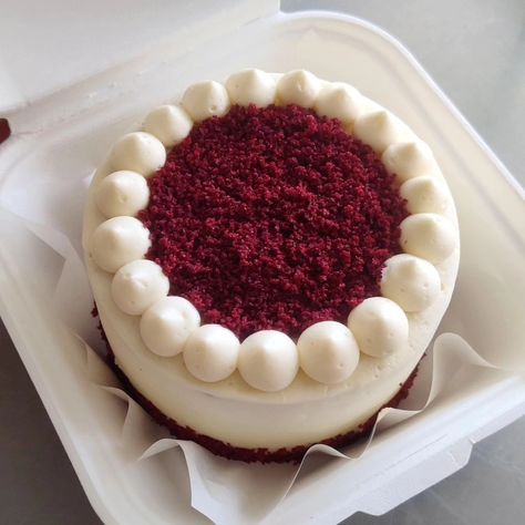 Like if you're capable of finishing this bento cake in 1 sitting.. 😂🤤🤷🏽‍♀️ (Dessert heads, bento cakes, red velvet bento cake, classic bento cakes) Red Velvet Bento Cake, Red Celvet Cake, Cakes Red Velvet, Red Birthday Cakes, Cake Classic, Cake For Boyfriend, Bento Cakes, Natural Skin Care Ingredients, Red Cake