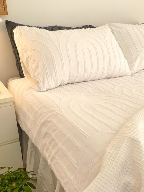 Bedroom Sheets Target, White Duvet Cover Aesthetic, White Bed Spread Aesthetic, White Textured Bedding, White Bed Spreads, Bed Spreads Aesthetic, White Bed Spread, Bedroom Inspo Cozy, Neutral Dorm