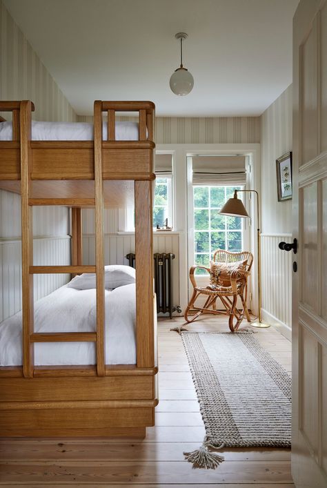 8 Tips for Building a Better Bedroom from Pernille Lind Pernille Lind, Diy Wall Moulding, Oak Bunk Beds, Danish Summer House, Danish House, Wall Moulding, Joinery Design, Country Style Kitchen, Bunk Room