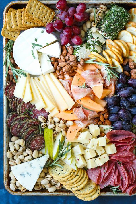 How to Make a Meat and Cheese Board - All you need to know to make an awesome cheese and charcuterie board! It's simple, easy and so impressive for a crowd! Meat And Cheese Board, Cheese And Charcuterie Board, Antipasto Platter, Fingerfood Party, Meat Appetizers, Charcuterie Platter, Cheese Party, Charcuterie Cheese, Food Boards