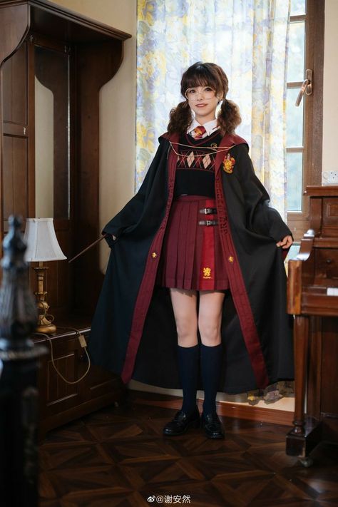 Harry Potter Uniform, Gryffindor Uniform, Hogwarts Uniform, Crystal World, Hogwarts Outfits, Armor Clothing, School Uniform Fashion, Fancy Outfits, Cosplay Outfits