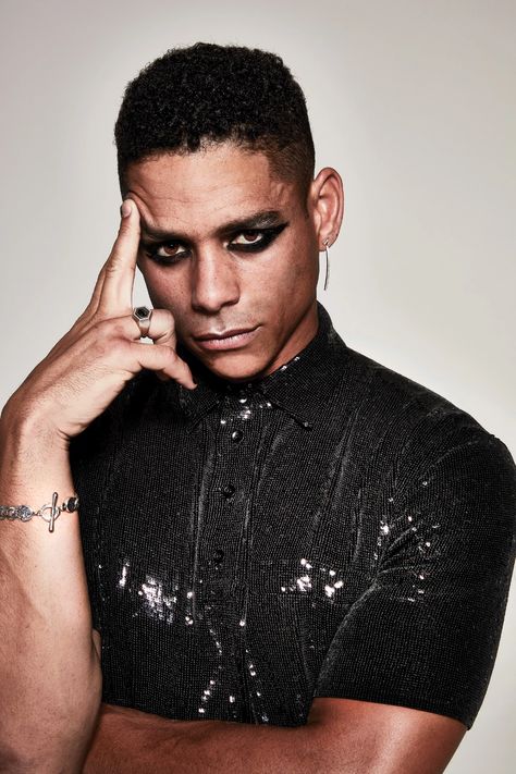 Male Rockstar Makeup, Rockstar Makeup Men, Goth Guy Makeup, Men In Makeup, Guy Makeup, Charlie Barnett, Men Wearing Makeup, Editorial Make-up, Rock Makeup