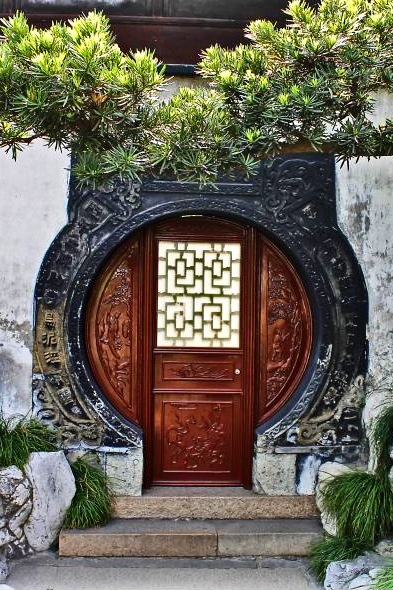 Beautiful keyhole design of this gorgeous entry door in China. doors of the world.  travel. Asia. Mahjong Room, Bamboo Aesthetic, Chinese Window, Chinese Door, China Architecture, Porte Cochere, Cool Doors, Chinese Garden, Round Door