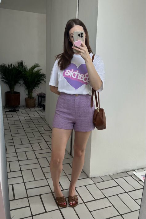 Purple tailored shorts, tee Purple Short Outfit, Purple Shorts Outfit, Outfits Curvy, Outfit Mujer, Miss Dress, Tailored Shorts, Purple Shorts, Home Outfit, Curvy Outfits