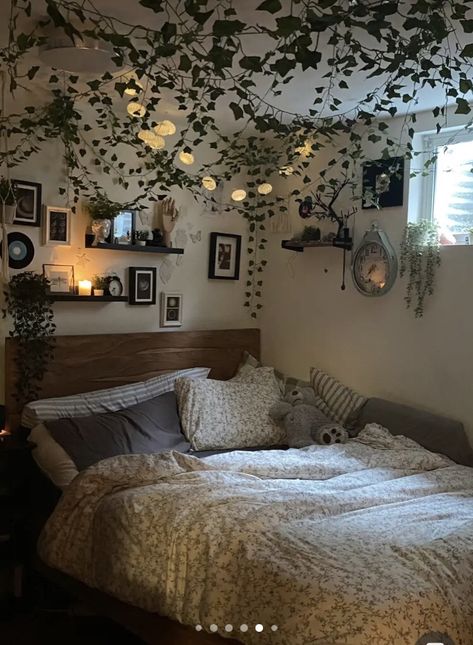 Green Wood Room Aesthetic, Dorm Room Ideas Brown, Room Aesthetic Brown, Brown Dorm Room Ideas, Brown Dorm Room, Dark Green Aesthetic Bedroom, Dorm Room Ideas Minimalist, Room Ideas Brown, Room Ideas Minimalist