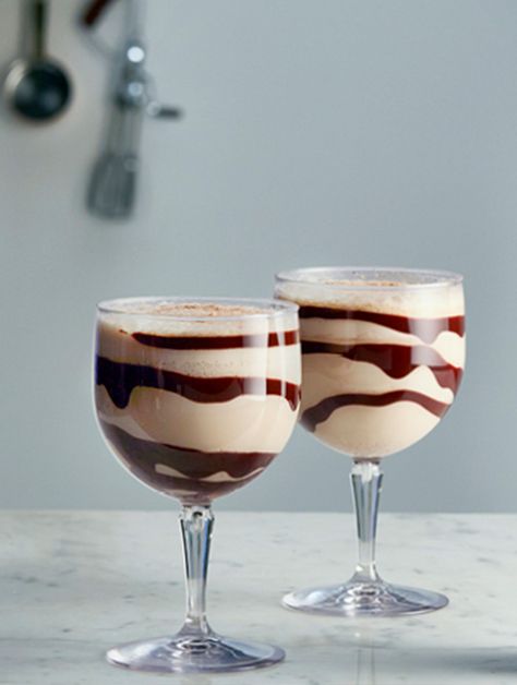 Baileys Mudslide Recipe, Bailey's Recipes, Mud Slide Drink Recipe, Mud Slide, Mudslide Recipe, Dessert Cocktails, Baileys Drinks, Cold Drinks Recipes, Boozy Milkshake