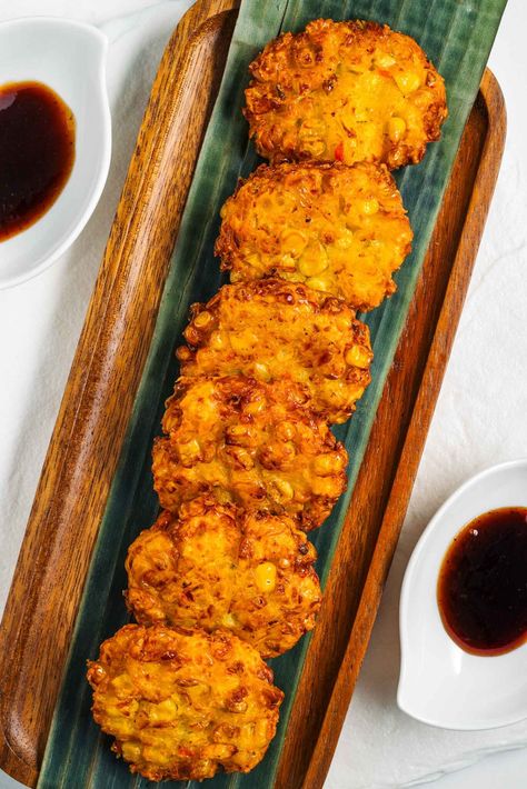 Perkedel Jagung - Vegan Indonesian Corn Fritters • Tasty Thrifty Timely Indonesian Dishes, Nusa Lembongan, Corn Fritters, Food Fantasy, Nutritious Snacks, Great Appetizers, Food Photography Styling, Perfect Appetizers, Indonesian Food