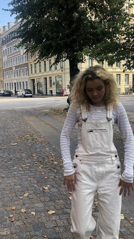 Outfits With White Overalls, Overall Outfit Ideas, White Overalls Outfit, Salopette Outfit, Surfergirl Style, White Overalls, Mode Inspiration, Dungarees, Autumn Winter Fashion