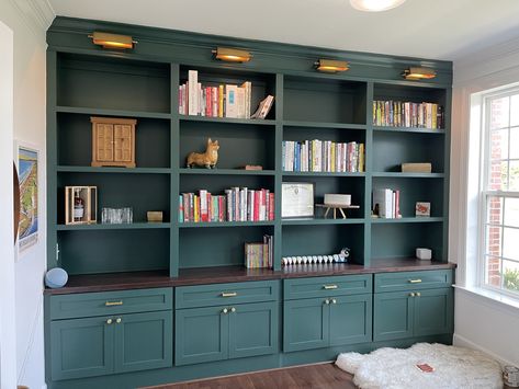 Stunning Green Custom Built-in Home Office Library Built In Shelves Office, Painted Built In Bookshelves, Build In Office, Green Built Ins, Butcher Block Cabinets, Brazilian Apartment, Built In Library, Green Bookshelf, Brass Light Fixtures