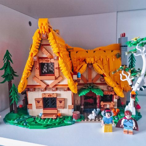 I'm in love with the new Snow White cottage from @lego It's so detailed 😍😍 and you get so many figures. Who's your favourite Disney Princess? ****** 🔎Lego, Disney Princess, Disney 100, Disney UK, Disney Collector 🔖@lego @disneyuk #disneylego #disneylegocastle #disneylegos #disneylegostore #legodisney #legodisneyminifigures #legodisneycastle #legodisneyprincess #disney100 #legominifigures #legostagram #disneycollector #disneycollectors #disneycollectoruk #disneycollection #disneycollectibl... Lego Disney Castle, Snow White Cottage, Lego Disney Princess, Lego People, Disney Collector, Disney 100, Snow White And The Seven Dwarfs, Cool Lego Creations, White Cottage