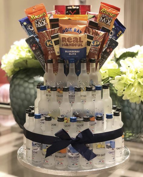 Mini Alcohol Bouquet, Diy 21st Birthday Gifts, Alcohol Bouquet, Raffle Gift Basket Ideas, 21st Birthday Basket, Beer Can Cakes, Liquor Gift Baskets, Liquor Bouquet, Liquor Cake