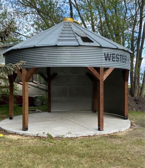 Grain Bun Gazebo, Grain Bin Conversion, Silo Porch, Grain Bin Fire Pit, Binzebo Ideas, Silo Patio, Silo Conversion, Grain Bin Gazebo, Silo Bar