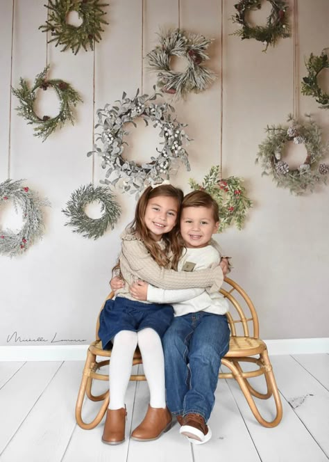 Kate Christmas Simple Wreath Backdrop for Photography Boho Christmas Photoshoot, Indoor Christmas Photos, Wreath Backdrop, Christmas Photo Background, Christmas Mini Shoot, Christmas Photography Family, Christmas Studio, Christmas Booth, Photography Backdrops Diy