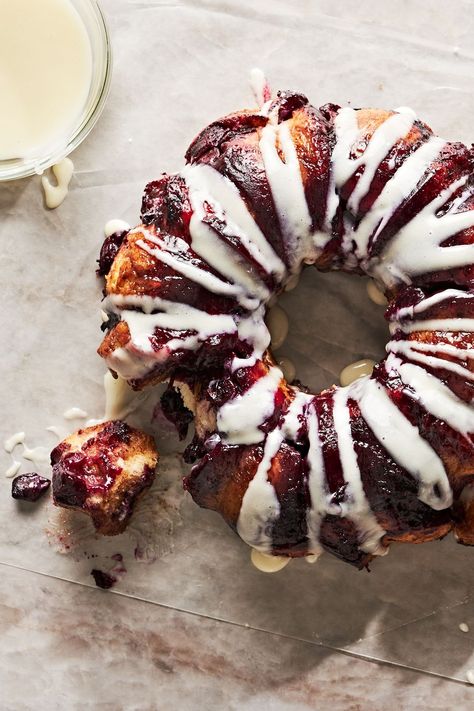 Blueberry Monkey Bread, Breakfast Potluck, Thanksgiving Breakfast, Breakfast Bread Recipes, Blueberry Sauce, Cinnamon Bread, Monkey Bread, Savory Breakfast, Breakfast Breads