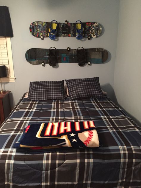 Snowboard Room, Snowboard Bedroom, Hypebeast Apartment, Bunk Beds For Boys Room, Skateboard Room, Mens Room Decor, Beach Wall Murals, Record Room, Diy Kids Furniture