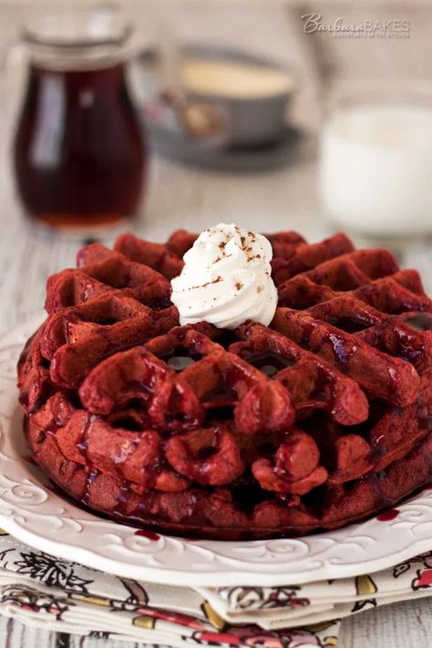 Red Velvet Waffles, Waffle Iron Recipes, Waffle Maker Recipes, Think Food, Red Food, Waffle Recipes, Waffle Maker, Trifle, Food Coloring