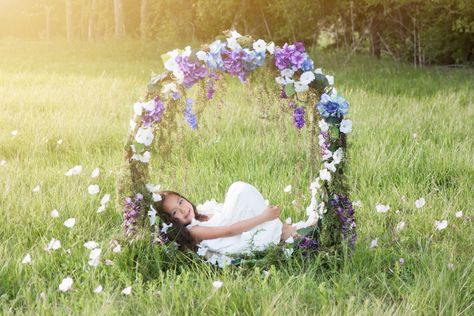 Spring Picture Ideas, Storybook Photography, Princess Photo Shoot, Diy Photography Props, Spring Portraits, Fairies Photos, Princess Photo, Spring Photos, Floral Hoops