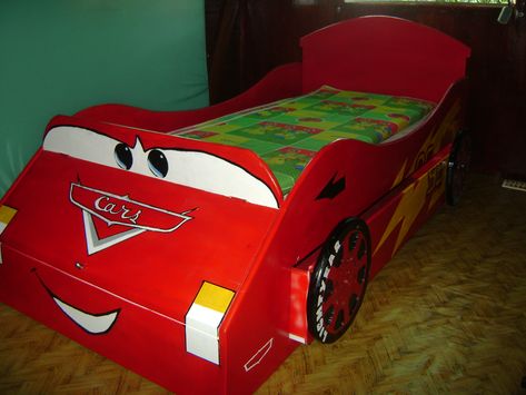 Cama para Niños, de Rayo Mcqueen, 100% madera. Lightning Mcqueen Bed, 2160x3840 Wallpaper, Diy Cnc, Lightning Mcqueen, Boy Clothes, Future House, Toy Chest, Storage Chest, Boy Outfits