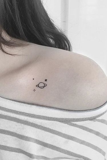 Beauty Bone Tattoos Women, Shoulder Tattoos For Females, Top Of Shoulder Tattoo, Cute Shoulder Tattoos, Cap Tattoo, Front Shoulder Tattoos, Girl Shoulder Tattoos, Shoulder Tattoo Ideas, Female Tattoo Ideas