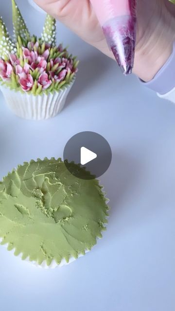 Easy Floral Cupcakes, Fancy Cupcake Decorating Ideas, Cupcake Flower Designs, Edible Paint For Cakes, Easy Flower Cupcakes, Cute Birthday Cupcakes, Cupcake Techniques, Flower Frosting, Buttercream Flowers Cake