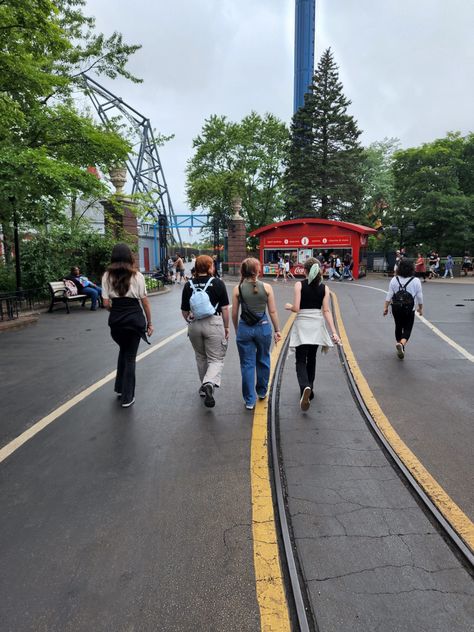 Amusment Parks Aesthetic With Friends, Six Flags With Friends, Theme Park With Friends, Amusement Park With Friends, Rollercoaster Outfit, Six Flags Outfit Summer Amusement Parks, Amusement Park Aesthetic Outfit, Park Summer Aesthetic, Amusement Park Photo Ideas