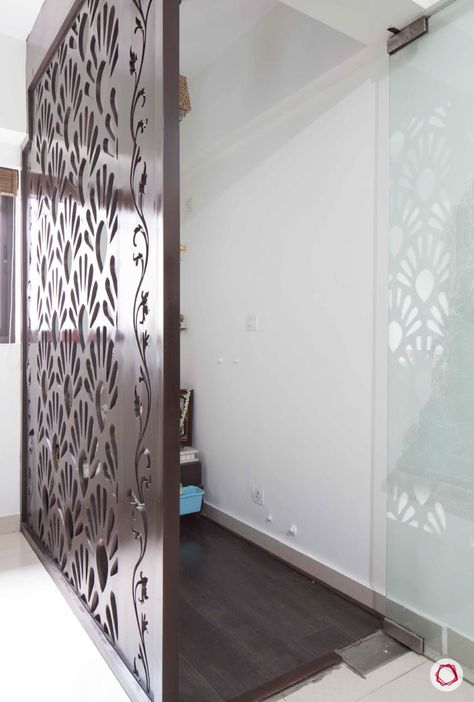 Puja Room Designs with Mesmerising Jaali Panels Partition Ideas For Living Room, Glass Wall Partition, Puja Design, Pooja Design, Puja Ghar, Temple Room, Modern Partition Walls, Room Divider Ideas, Partition Ideas