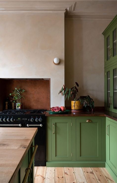 Kitchen colour ideas - green and dark wood Classic English Kitchen, Devol Kitchens, Washing Walls, London Kitchen, English Kitchens, English Furniture, Green Cabinets, Shaker Kitchen, Classic Kitchens