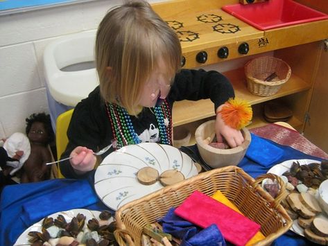 Loose parts in Kitchen area Dramatic Play Kitchen Loose Parts, Loose Parts Kitchen Play, Loose Parts Dramatic Play, Loose Parts Play Preschool, Play Provocations, Provocations Reggio, Play Preschool, Theme Preschool, Pretend Kitchen