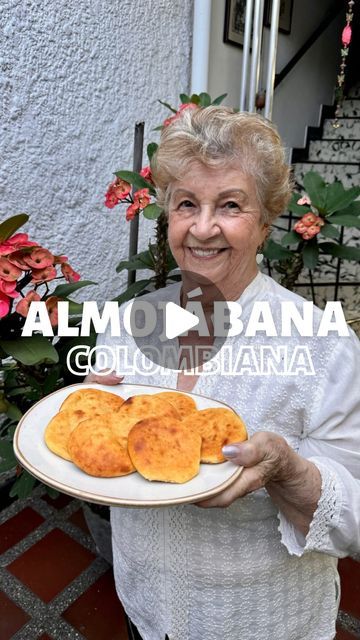 Juanes Sánchez | Recetas fáciles 💥 on Instagram: "ALMOJÁBANAS COLOMBIANAS 🇨🇴👵🏻 la receta secreta de la abuela ♥️👌🏻
Etiqueta a un amigo/a para hacerlas 😋

INGREDIENTES:
-Una libra de cuajada campesina
-3 cucharadas de azúcar 
-4 cucharadas de leche en polvo
-2 cucharadas de fécula de maíz 
-5 cucharadas de harina de trigo
-1 cucharadita de sal

‼️ No olvides darle like ♥️
GUARDA esta receta 💥

Sígueme para más recetas 👉🏻 @juanessanchezp

#cocina #recetas #recetafacil #recetasfaciles  #recetarapida #comida #foodie #comidarapida  #videoreceta #videosdecomida #almuerzo #cena #recetacolombiana  #colombia #queso #almojabana #pan" Colombian Pastries, Colombian Food, Christmas Scenes, August 1, Breakfast Brunch, Pastry, Favorite Recipes, Cooking Recipes, Bread